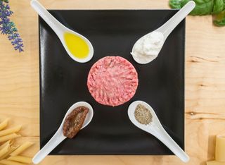 Battuta con stracciatella fresca e pomodorini secchi