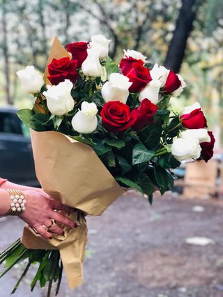 თეთრი და წითელი ვარდი