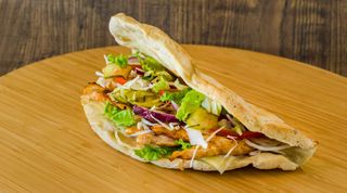 Sendvič sa piletinom i sirom u tijestu