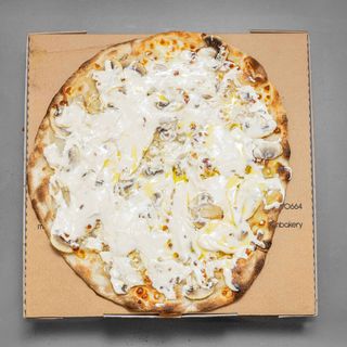 Pinsa tonda funghi e quattro formaggi