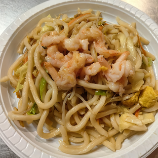 Yaki udon con gamberi