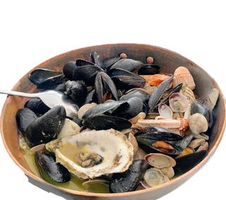 Guazzetto con cozze, vongole, scampo, mazzancolla e ostrica