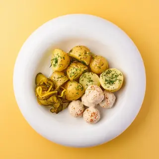 Курячі мітболи у вершковому соусі, молода картопля та ліниві огірочки