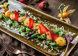 Creveti tigru prajiti cu sos de piersici