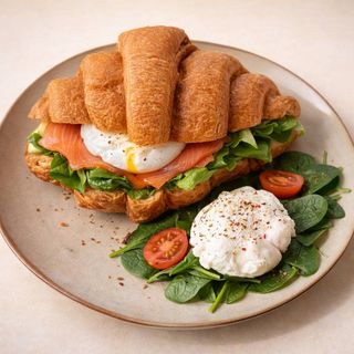 Croissant cu somon