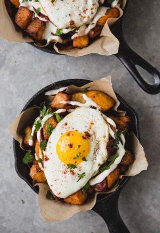 Пательня  беконом та яйцем