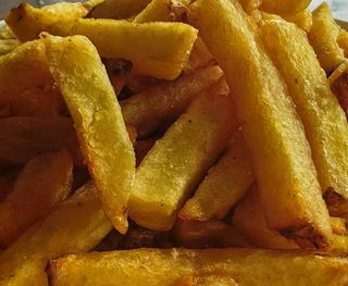 *Cartofi proaspeti prajiti*