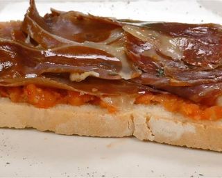 TOSTA DE JAMON CON TUMACA