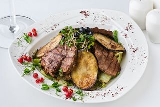 Теплий салат з телятиною