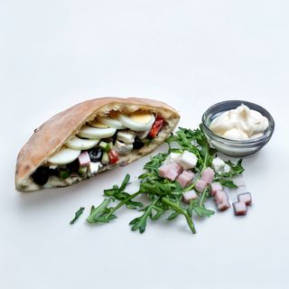 Chifla cu salata Bulgareasca