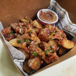 Patatas Sutan DAgo, tipo brava con dos salsas y pico de gallo