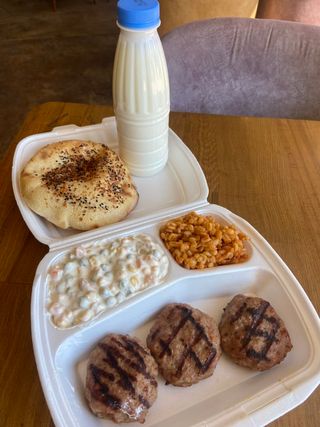 Кюфте (3бр) две гарнитури питка и айрян