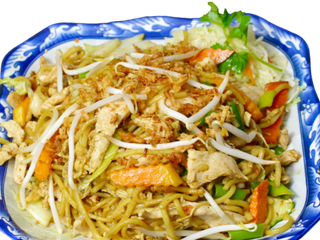 Makaron chiński smażony z wieprzowiną