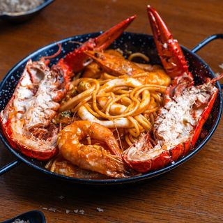 Homar cu spaghetti si fructe de mare