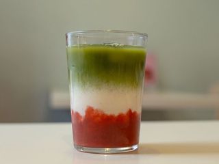 Матча-кокос-полуниця