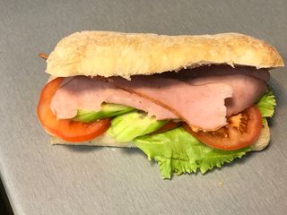 Сандвич с прясно изпечена чабата, шунка и кашкавал