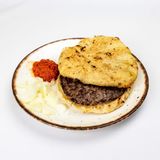 Pljeskavica sa sirom u lepinji