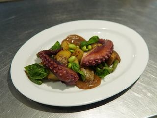 Восьминіг з картоплею та Горіховим соусом (370г)