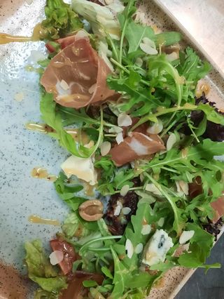 Салат з хамоном, руколую та сиром Дор блю (145г)