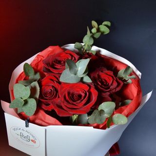 Bukiet: czerwone róże i eukaliptus