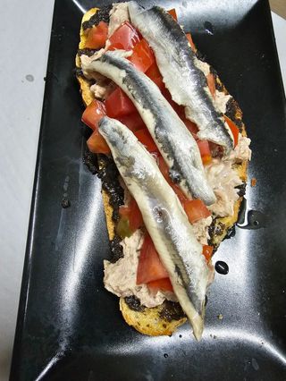 104.- Tostada De Pate De Olivas Negras, Atún Con Mayonesa 