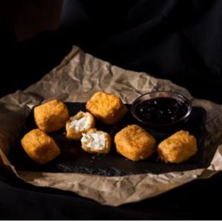 Панирани сиренца със сладко от боровинки (250г)