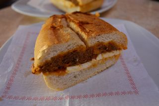 Bocadillo De Mechada Y Queso