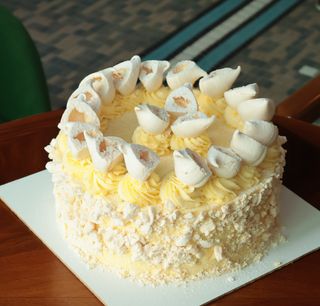 Meringue cake