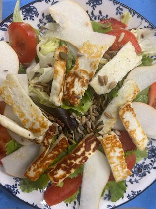 Insalata con formaggio halloumi grigliato
