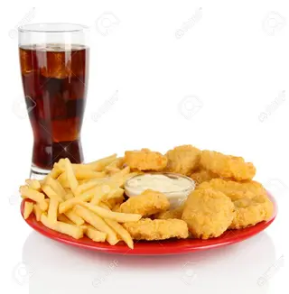 Menú infantil plato de nuggets con patatas fritas 