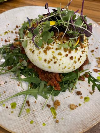 Burrata Fresca Con Tomates Frescos Y Secos, Aceite De Albahaca