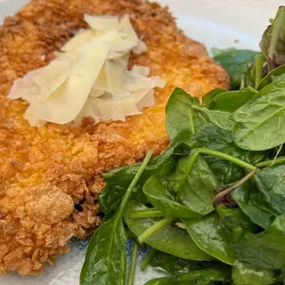 Piept de curcan în crustă de porumb și grana padano cu mix de salata
