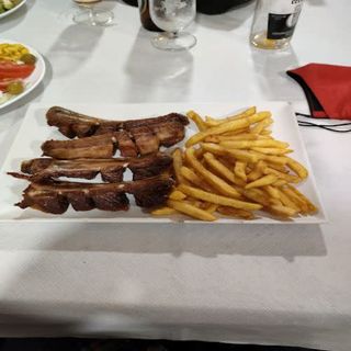 Costillejas De Cerdo Fritas Con Yuca