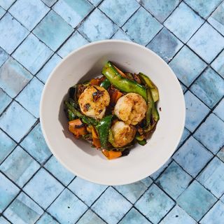 Gamberi spadellati con julienne di verdure