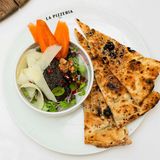 Tapenade (dip) de aceituna, queso Parmesano y nueces (focaccia)