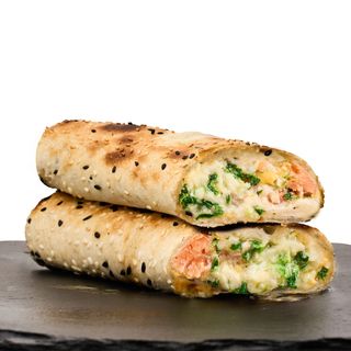 Піцоні з лососем, шпинатом та Чеддером (300г)