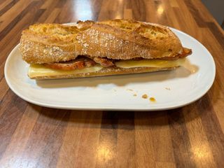 Bocadillo De Lomo con queso