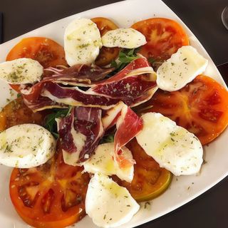 Ensalada caprese con jamón
