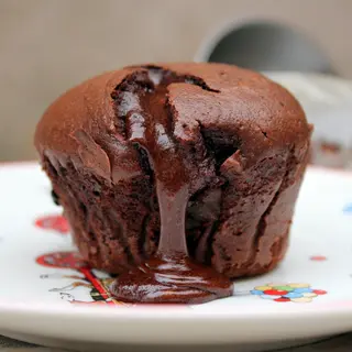 Volcán De Chocolate Con Salsa De Frutos Rojos
