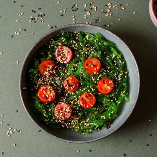 Alga wakame con cherry y sésamo