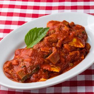 Ravioli al ragù vegano ripieni di ricotta e spinaci