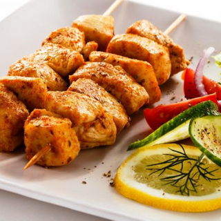 Plato de pinchos de pollo