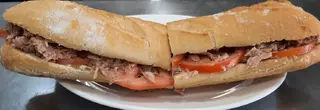 Bocadillo De Atún Tomate