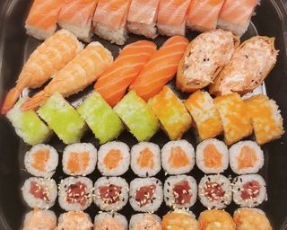 K50 - Big Box (42 peças) com 2 Molhos à Escolha