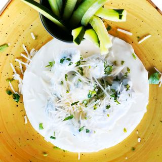 Курячі фрикадельки з пюре та огірком