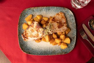 Cotlet de porc la gratar cu cartofi aurii