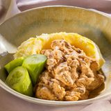 ბიფსტროგანოვი კარტოფილის პიურეთი  და კიტრის მწნილით