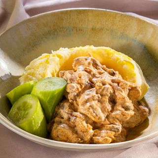 ბიფსტროგანოვი კარტოფილის პიურეთი  და კიტრის მწნილით