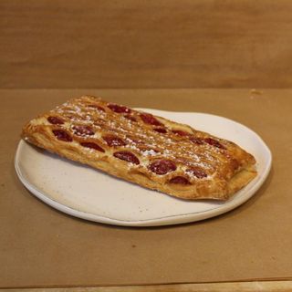 Bułka w cieście francuskim z serkiem i malinami