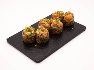 Roll tempurizado de pato y cebollino frito
